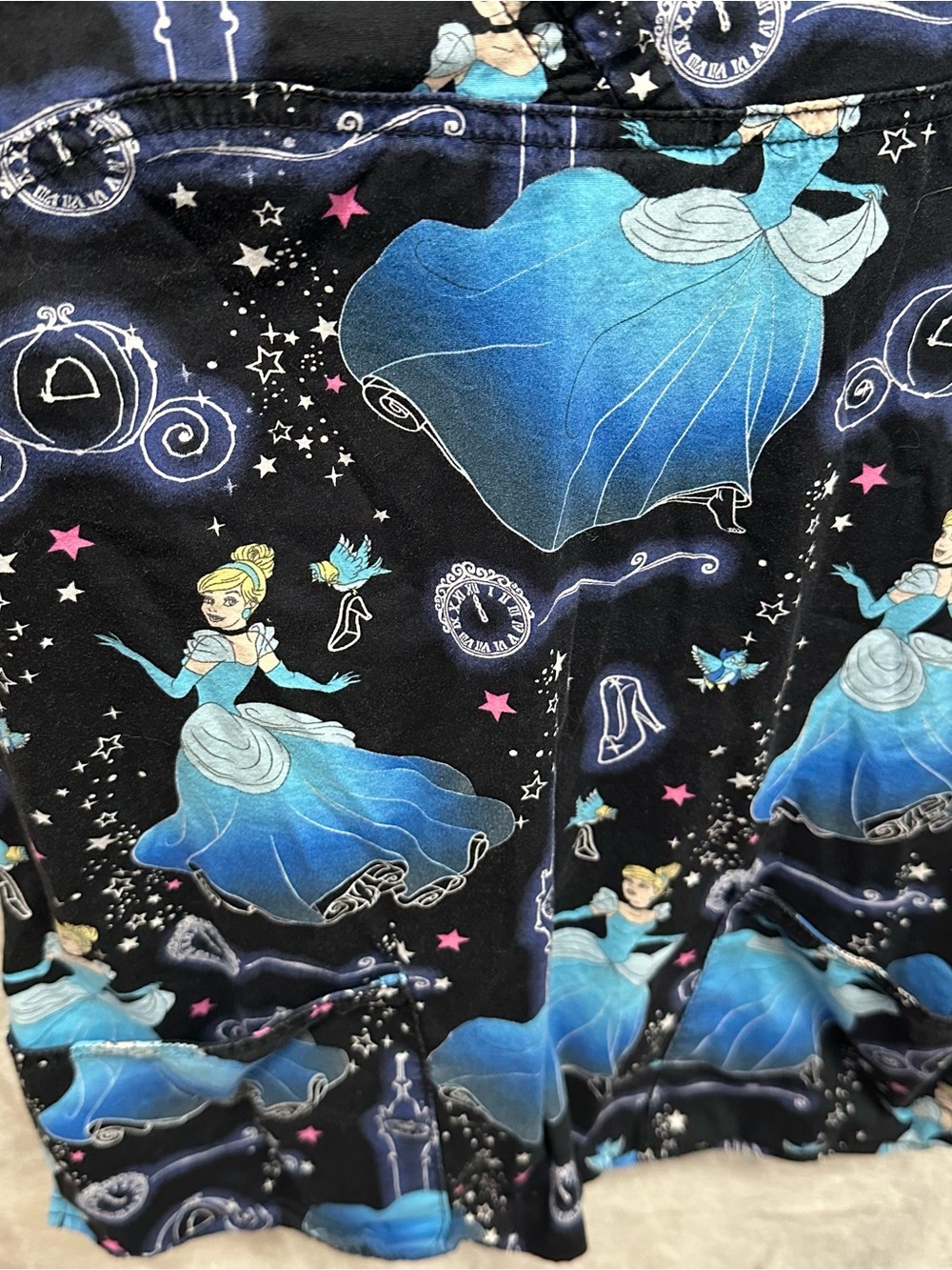 Disney women’s scrub top Cinderella print size XS medical field shirt - Picture 5 of 6